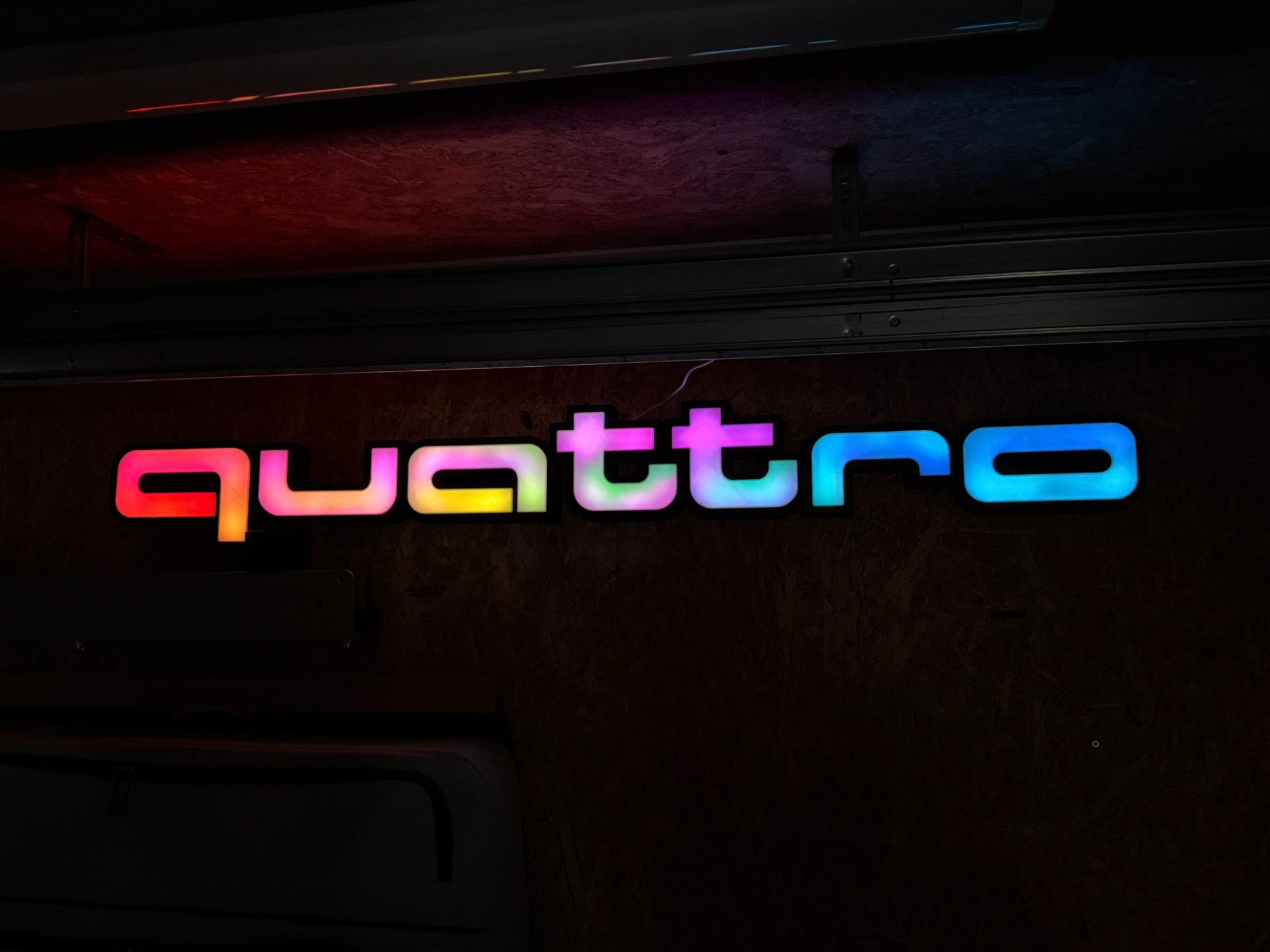Audi quattro Schriftzug mit RGB-Beleuchtung 