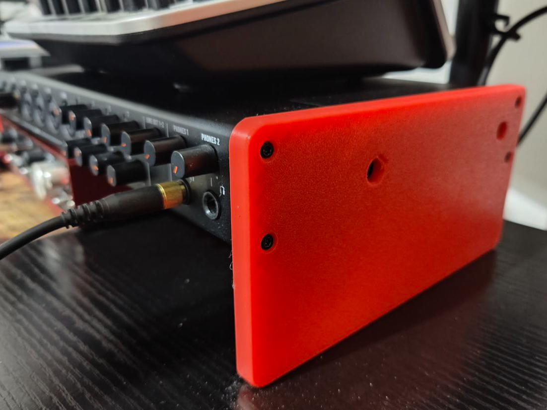 TASCAM Us-20x20 desktop riser