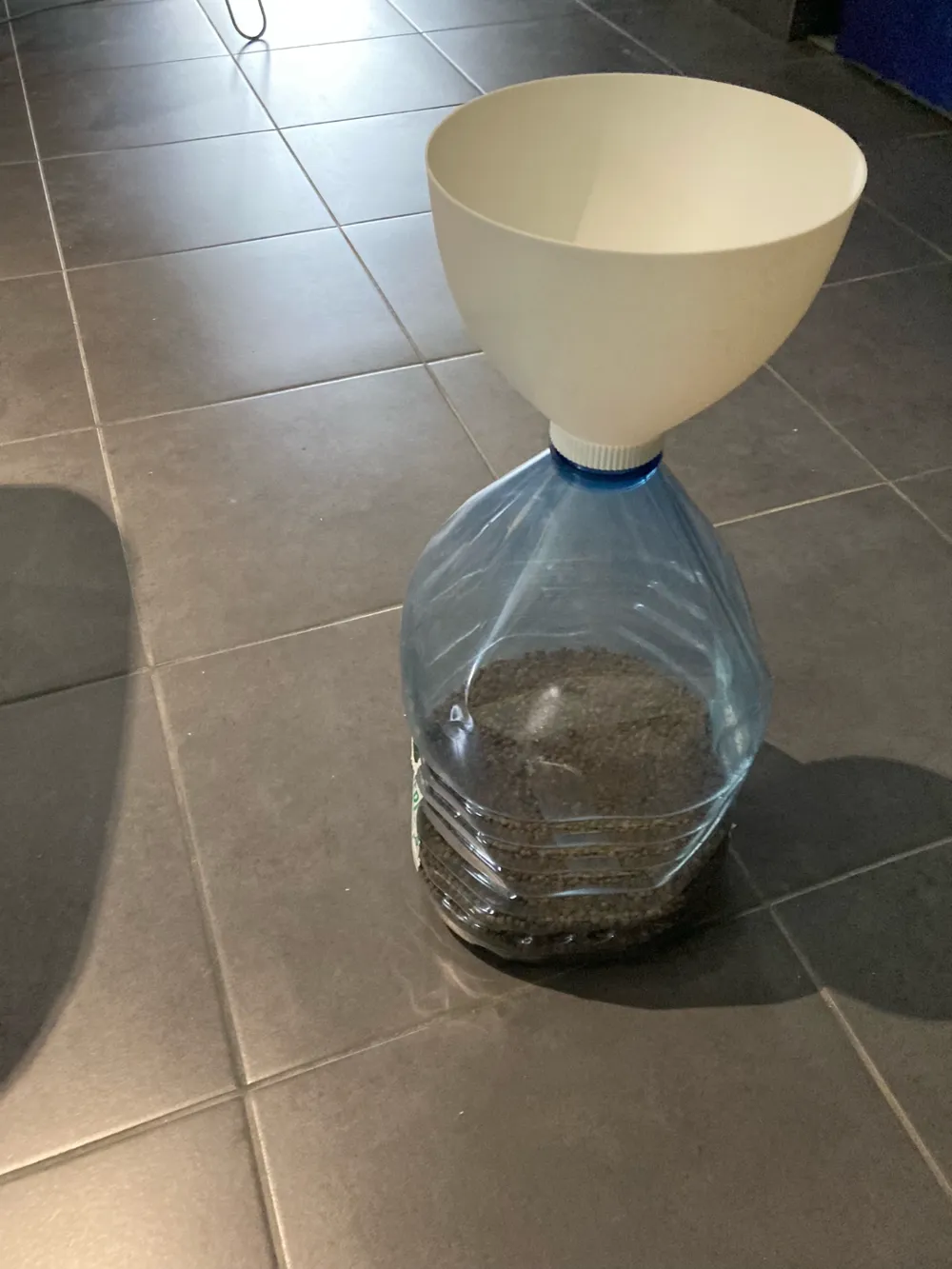 Funnel With Screw For Plastic Bottle 5L 8L By GodDammit MakerWorld funnel-with-screw-for-plastic-bottle-5l-8l-by-goddammit-makerworld