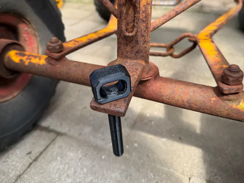 Mooncar Hitch Pin Connector