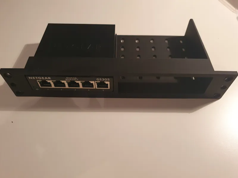 10Zoll Rack Blende für Netgear GS305 + Montagefach