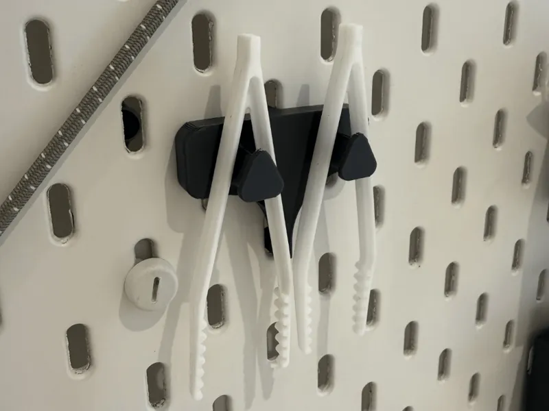 Tweezers stand for Skadis