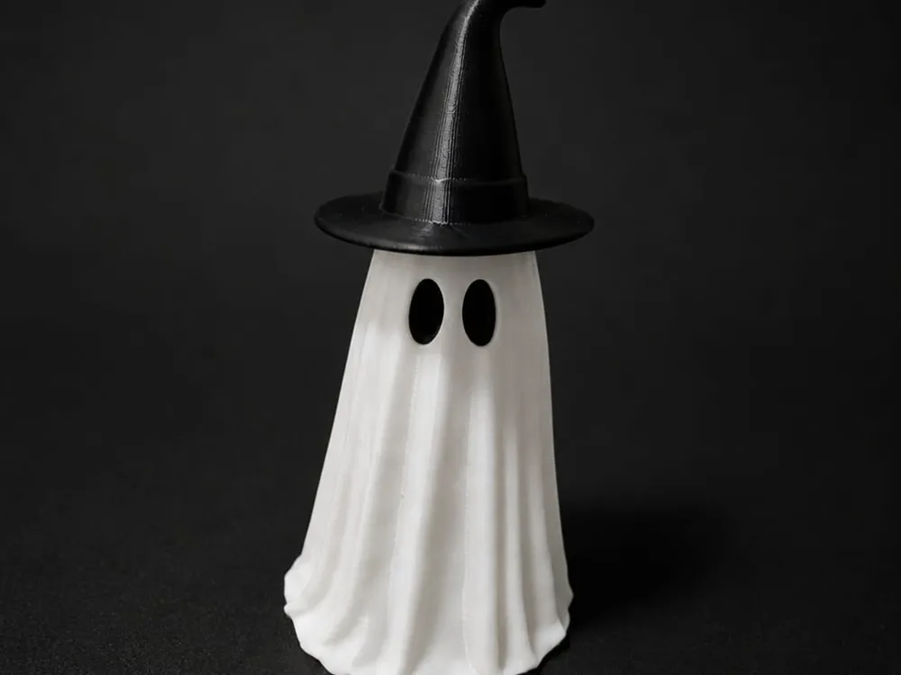 Adorno temático: Halloween Decoration Ghost with Witch Hat. Referencia del modelo original.