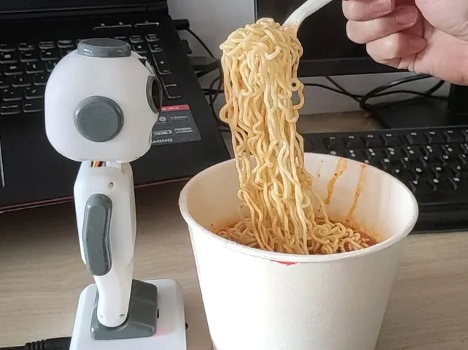 吃面时，帮着吹凉的机器人