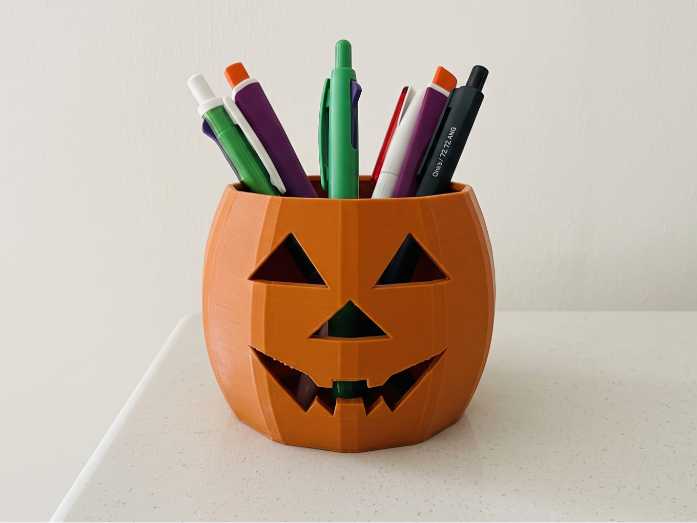 Low-Poly Kürbis Stiftehalter Organizer Halloween 3D model