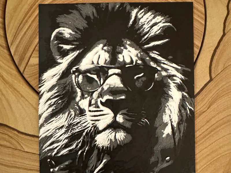 Hueforge Löwe mit Sonnenbrille