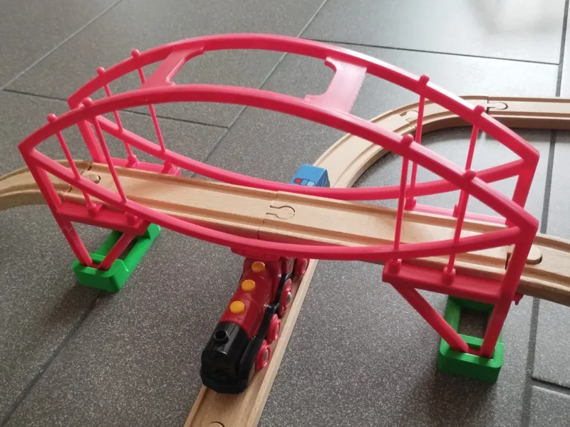 Erhöhung für Holzeisenbahnbrücke