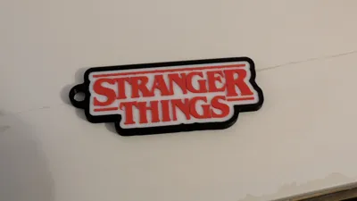 Regalo ornamentale da collezione con portachiavi dal design speciale Stranger Things