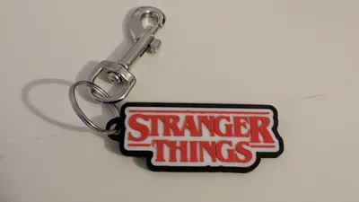 Regalo ornamentale da collezione con portachiavi dal design speciale Stranger Things