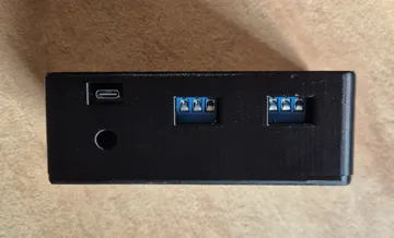 Letrero o emblema decorativo: ESP32 and 2 Relays Enclosure — vista de referencia 3