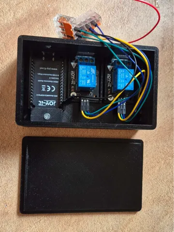 Letrero o emblema decorativo: ESP32 and 2 Relays Enclosure — vista de referencia 2