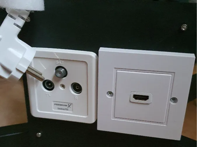 Plate to mount a Sat- and a HDMI connector