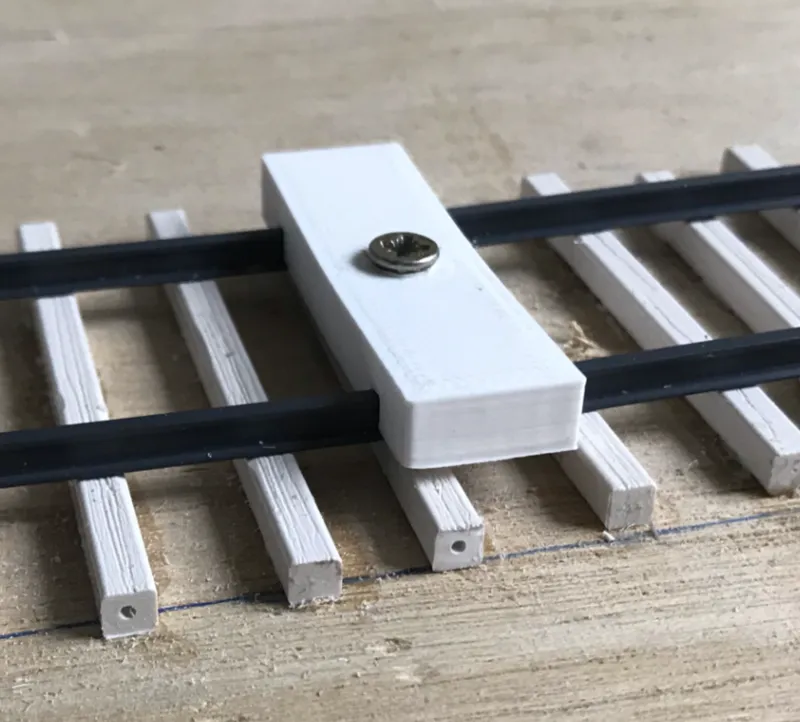 O gauge track clamp