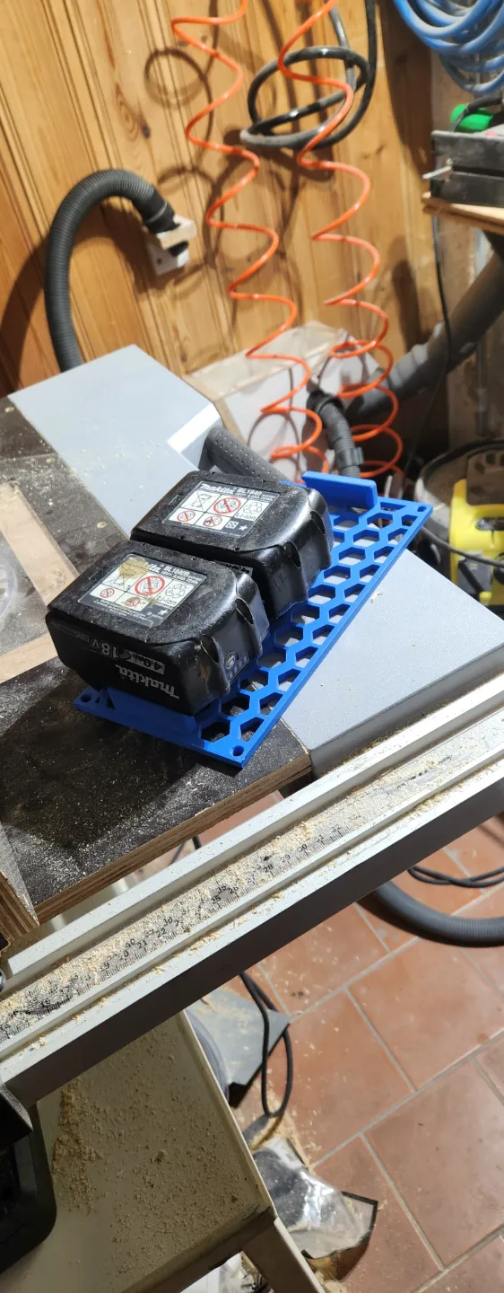 Akkuhalterung für 3 Makita 18V Akkus