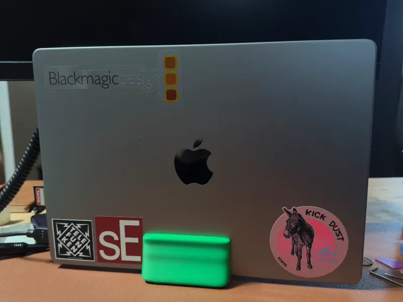 Minimal M1/M2/M3 Macbook Clamshell-Style Stand