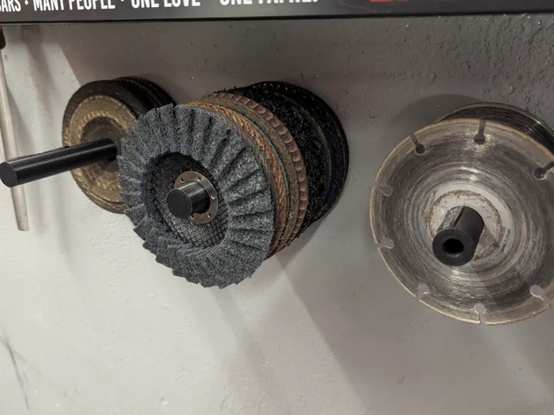 Angle grinder disc holder