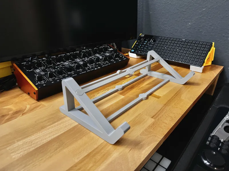 MakerStand – User specific stand system