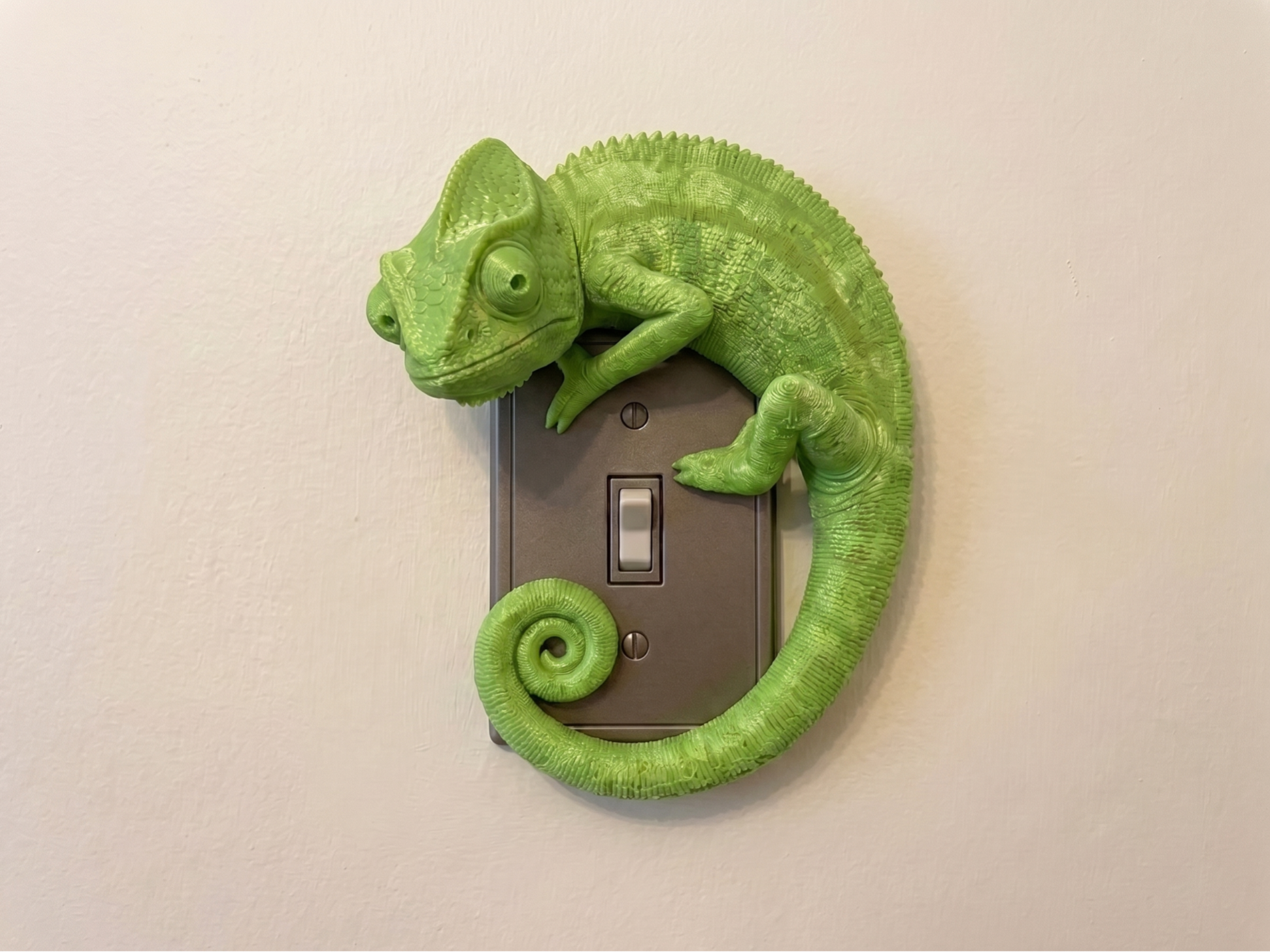 Switch-Clinging Chameleon Figurine - 1