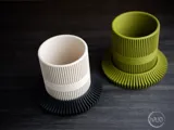 Саксия с ребриста поставка
