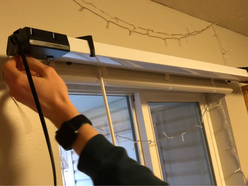 Bracket for Shop lamp on Blinds