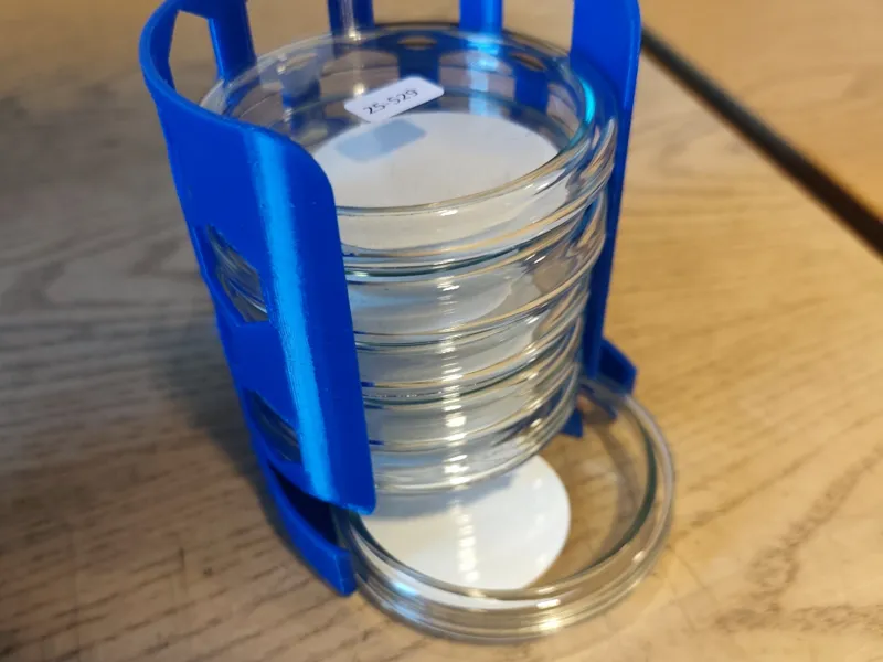 Petri dish dispenser