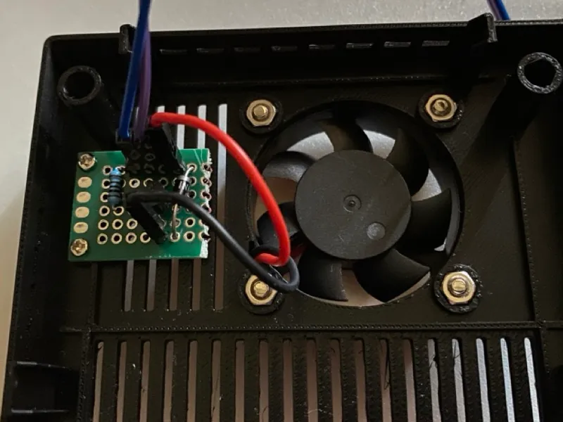 Raspberry Pi 3 display case fan support
