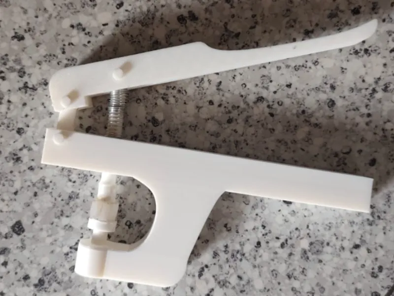 Pinza per bottoni a clip