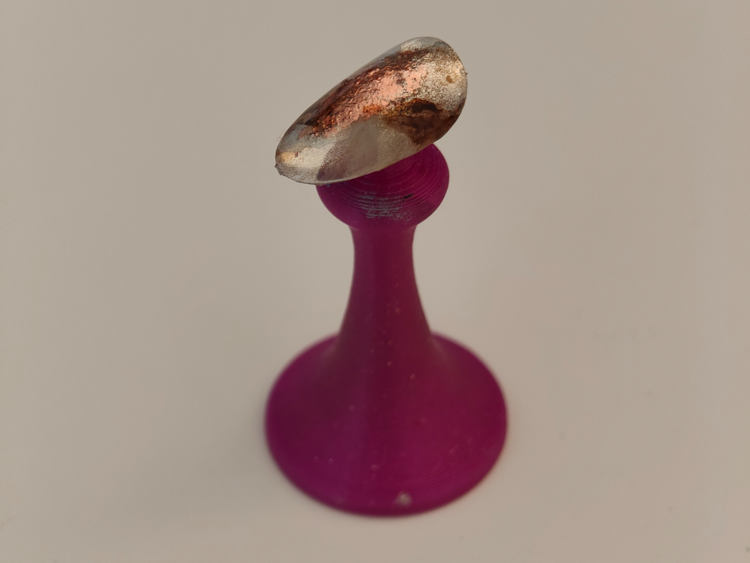 ergonomic press-on/fake nail holder in chess style
