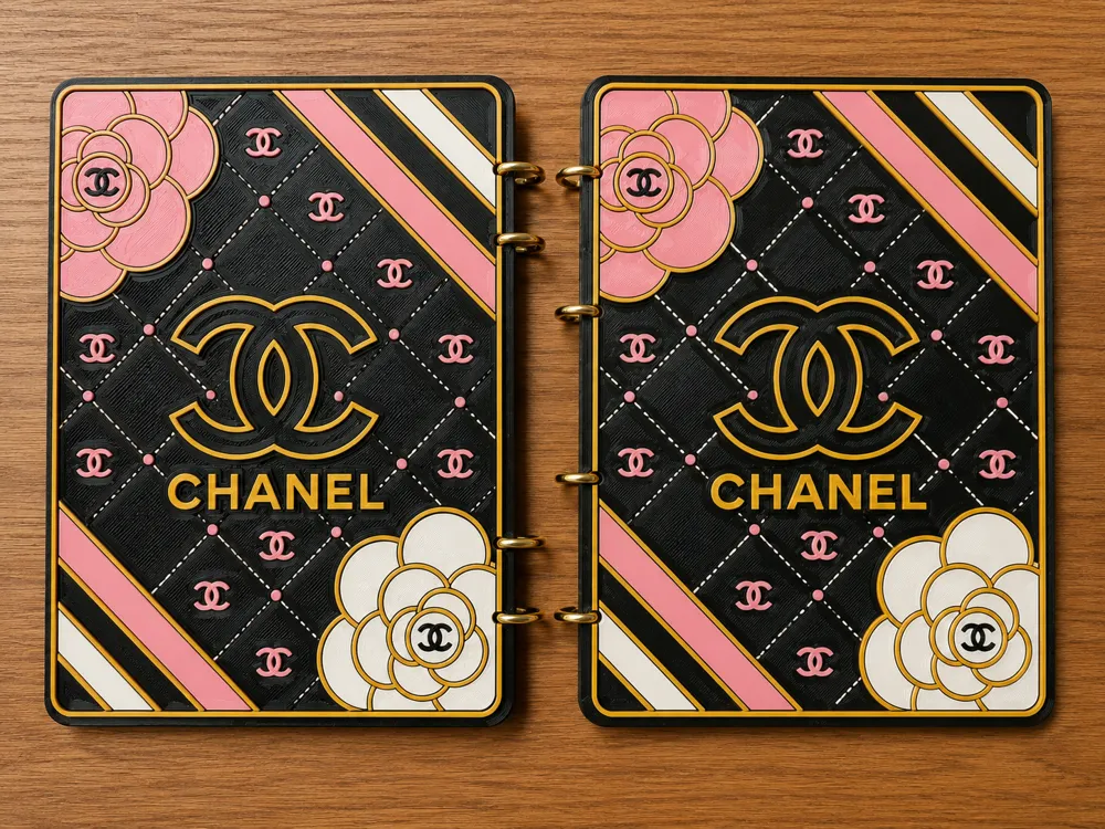 Tapa o cubierta: Channel A5 planner cover. Referencia del modelo original.