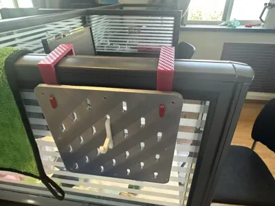 洞洞板的挂钩The hook of the hole board at the workstatio