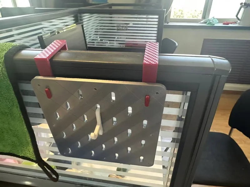 洞洞板的挂钩The hook of the hole board at the workstatio