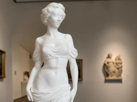 woman bust/statue sculpture