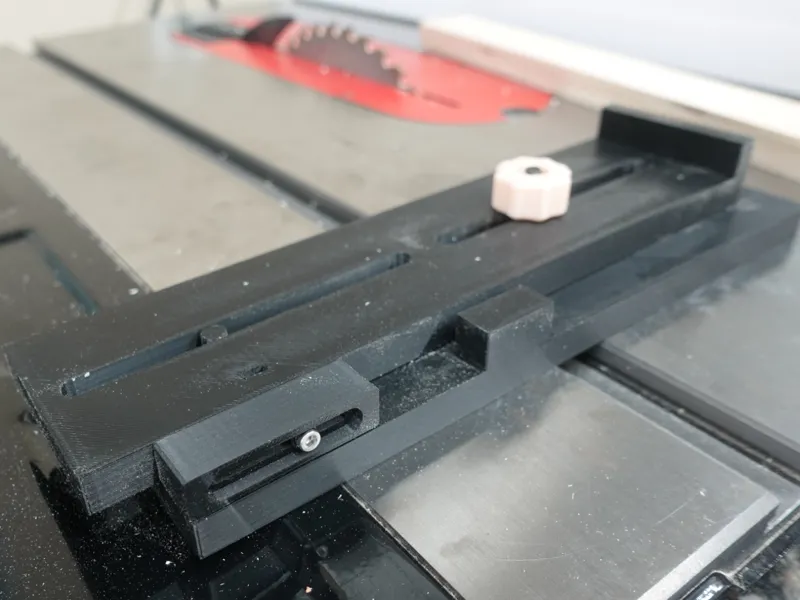 Adjustable stop block for tablesaw