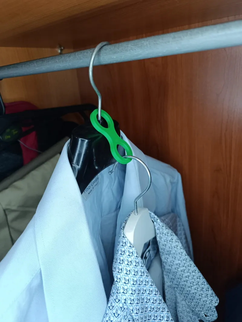 clothes hanger connector hook, easy and fast to print.