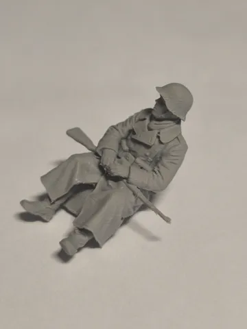 Modelo para impresión 3D: WWII Deutscher Soldat Sitzend 1:35 — vista de referencia 4