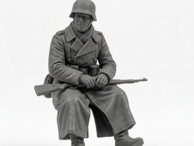 Modelo para impresión 3D: WWII Deutscher Soldat Sitzend 1:35. Referencia del modelo original.
