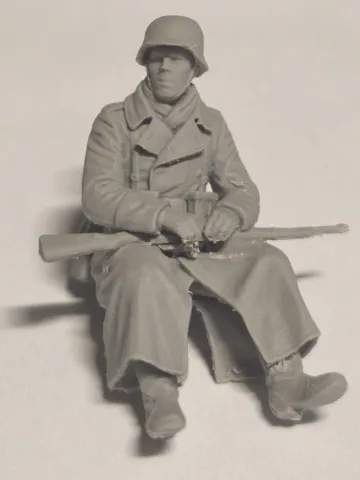 Modelo para impresión 3D: WWII Deutscher Soldat Sitzend 1:35 — vista de referencia 3