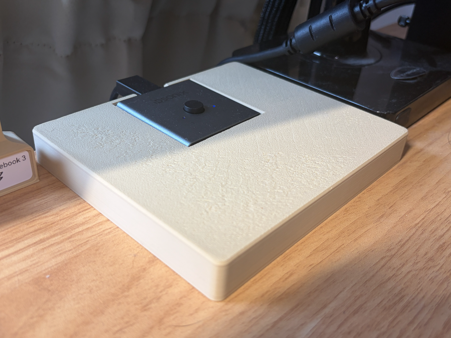 Invisible cable cover for iDsonix USB Switch Alu