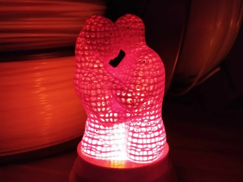 Líbající pár mini lampa