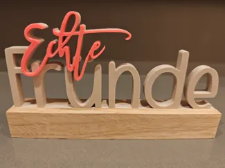 Schriftzug „Echte Fründe“ mit Standfuß (ohne AMS)