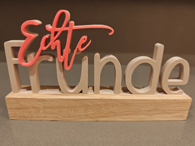 Schriftzug „Echte Fründe“ mit Standfuß (ohne AMS)