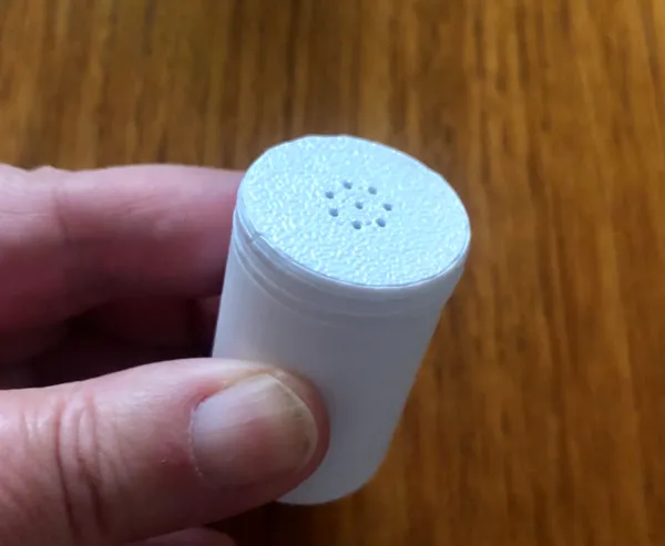 Petite salière à écoulement fluide