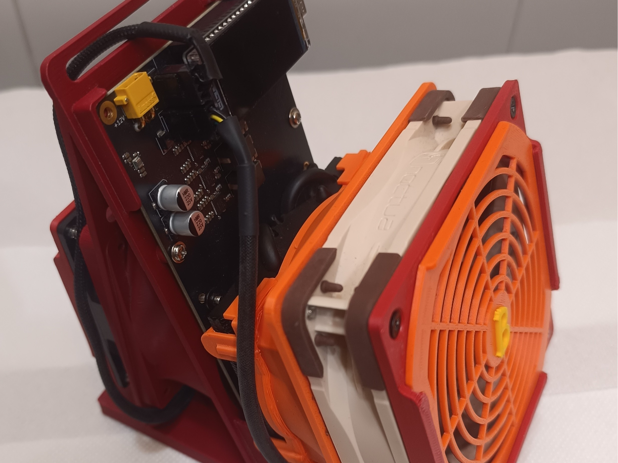 stand Bitcoin NerdQAxe++ Rev6.1 con ventole 90/120