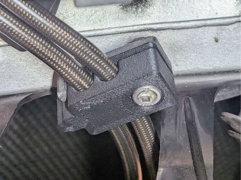 Yamaha R1 (2009-2014) 7mm Braded Brake Hose Clamp