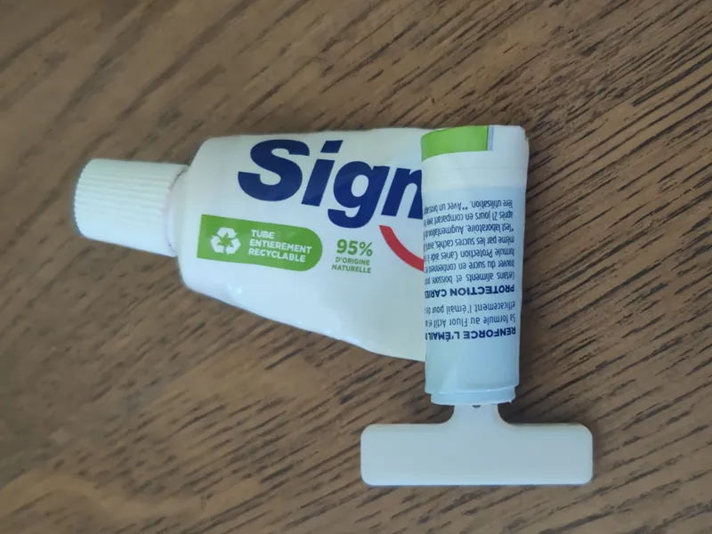 Simple toothpaste squeezer