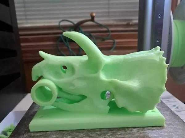 Support tringle à rideau crâne de tricératops