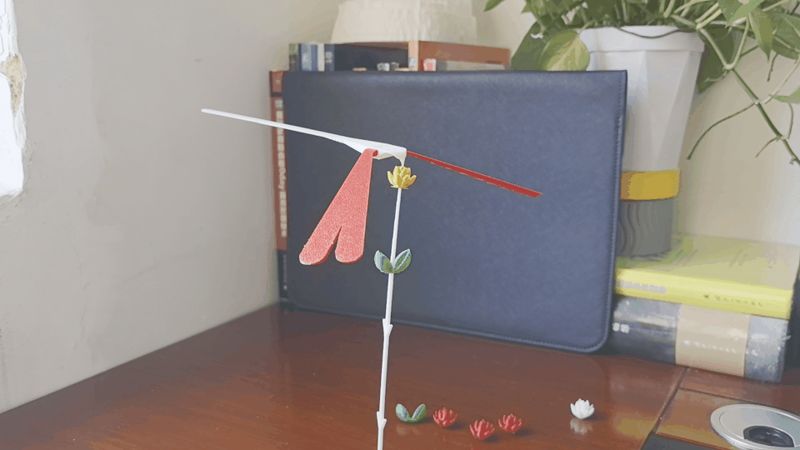 立在小花上的平衡蜻蜓