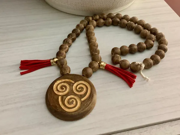 Collier Avatar Aang et Avatar Yangchen