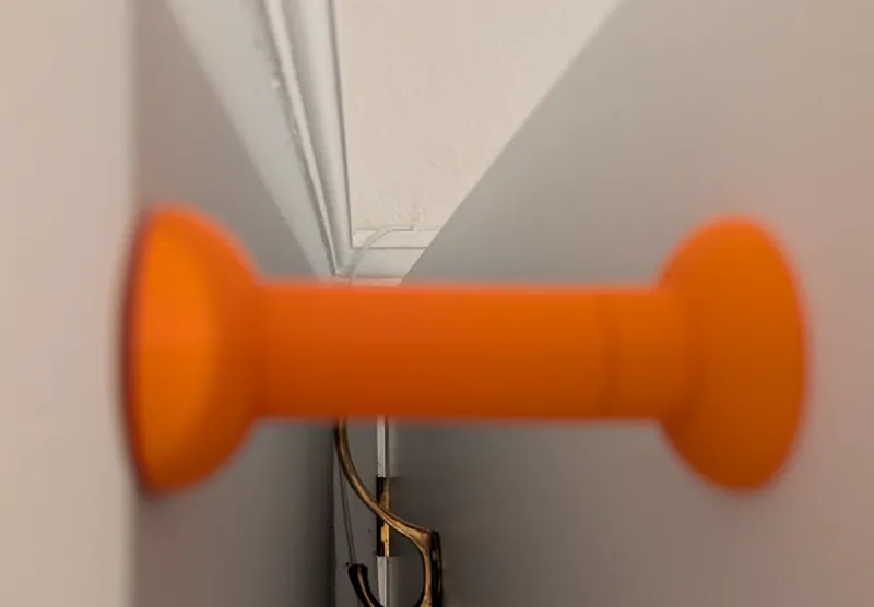 Magnetic door catch