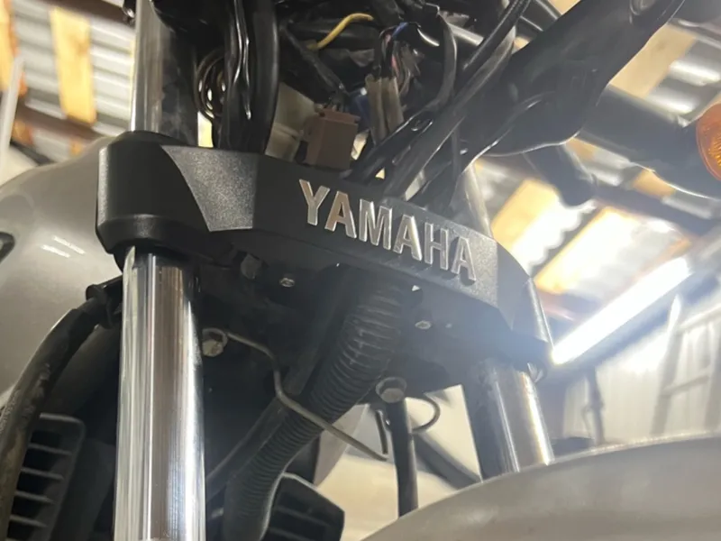 Yamaha ybr 125 logo holder